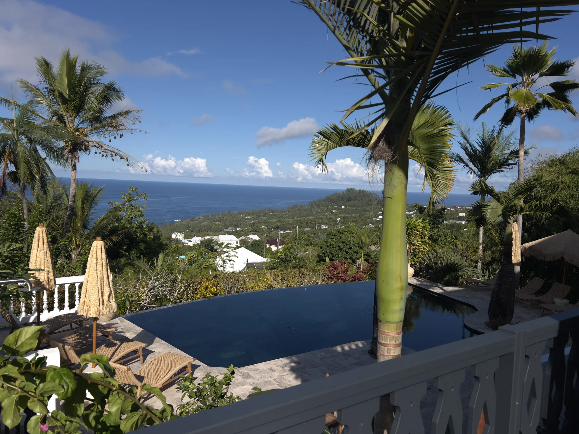 Chambre Carambole avec vue sur la terrasse et l'océan à La Belle du Sud