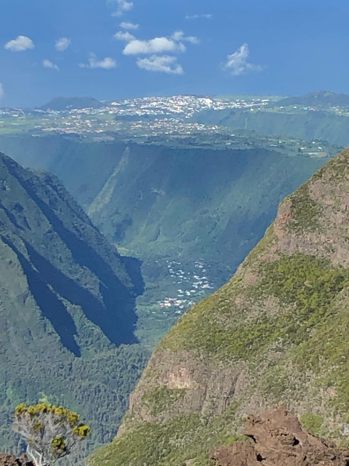 Sentier de randonnée dans le Sud Sauvage de La Réunion près de La Belle du Sud